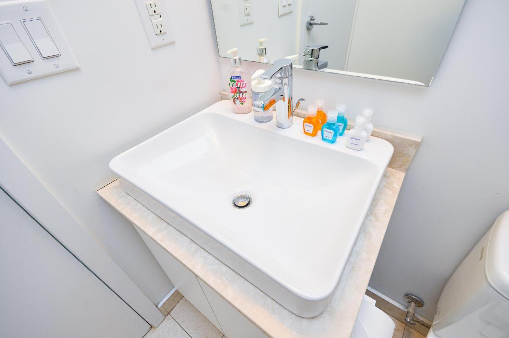 Downtown Toronto Condo Near Cn Tower, Scotiabank Arena, Rogers Centre, Union Station Exterior photo