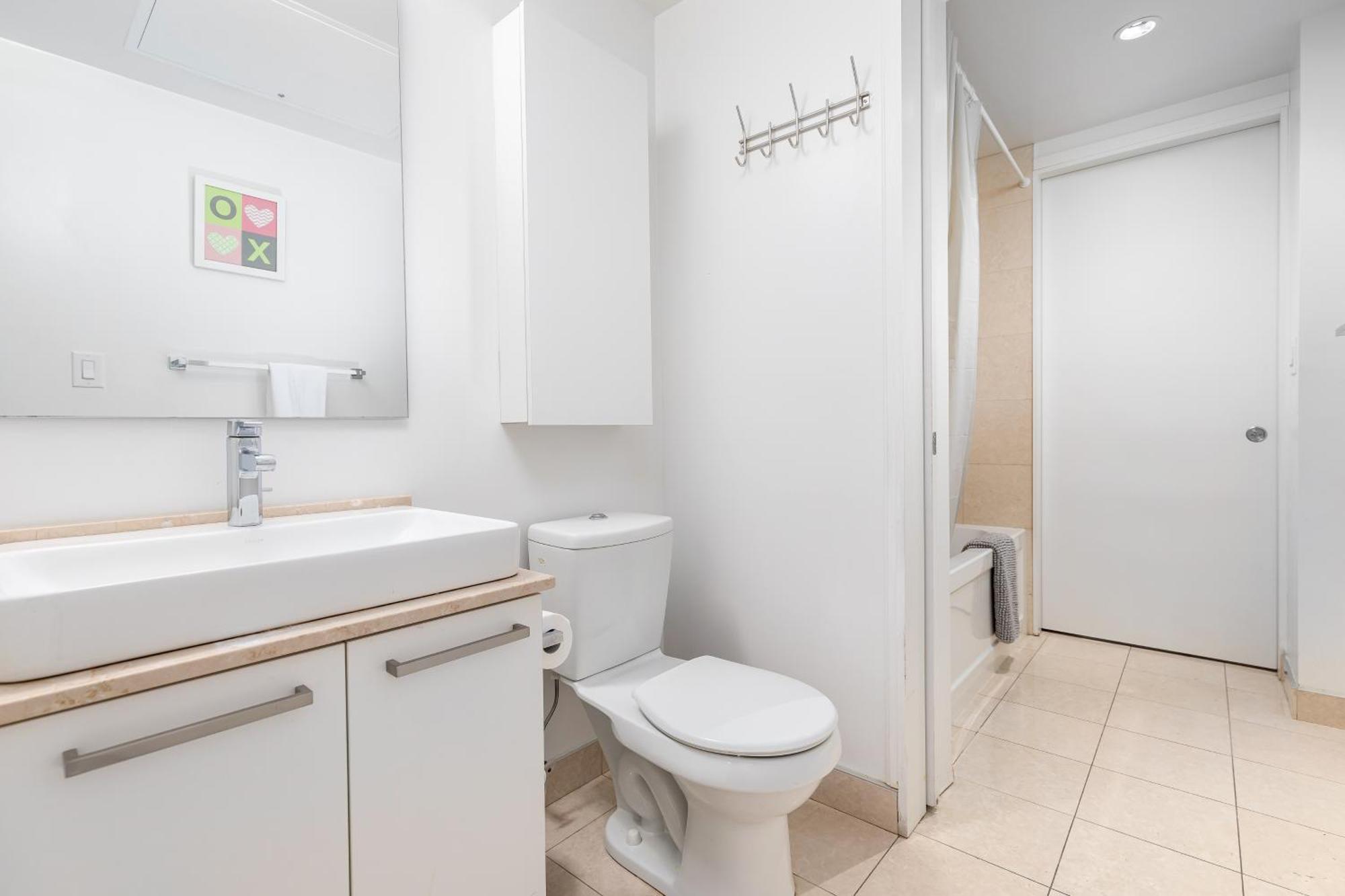 Downtown Toronto Condo Near Cn Tower, Scotiabank Arena, Rogers Centre, Union Station Exterior photo
