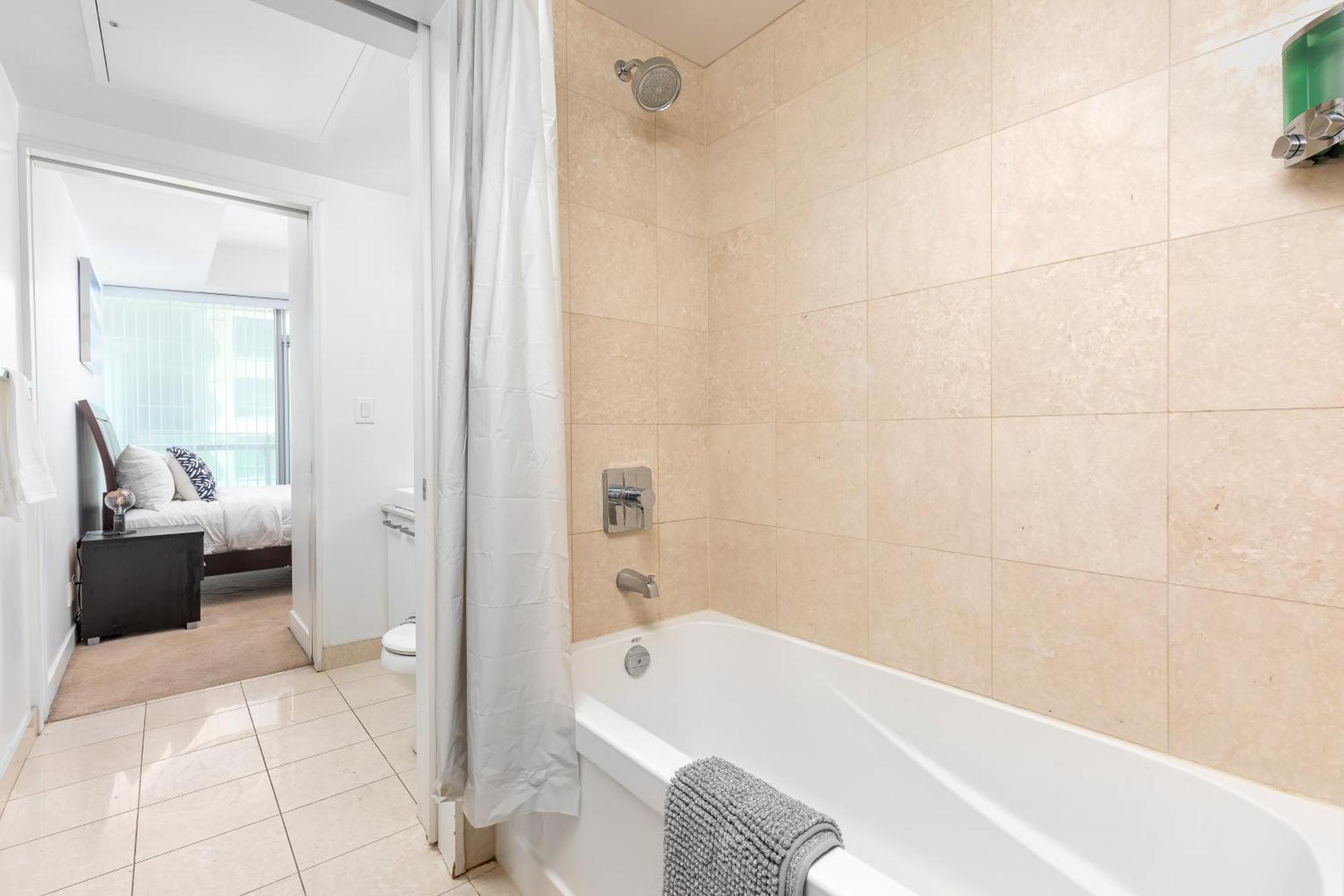 Downtown Toronto Condo Near Cn Tower, Scotiabank Arena, Rogers Centre, Union Station Exterior photo