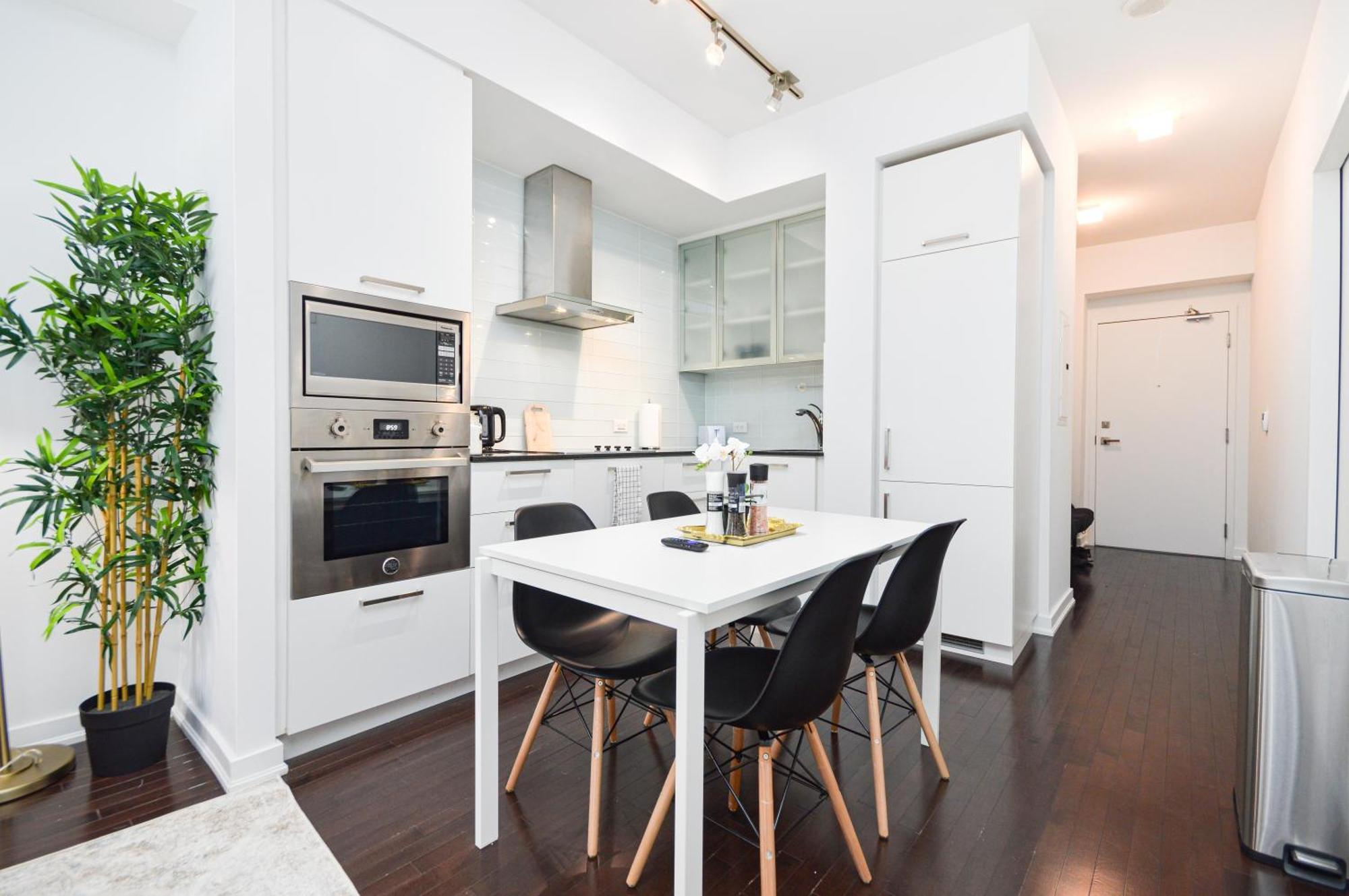 Downtown Toronto Condo Near Cn Tower, Scotiabank Arena, Rogers Centre, Union Station Exterior photo